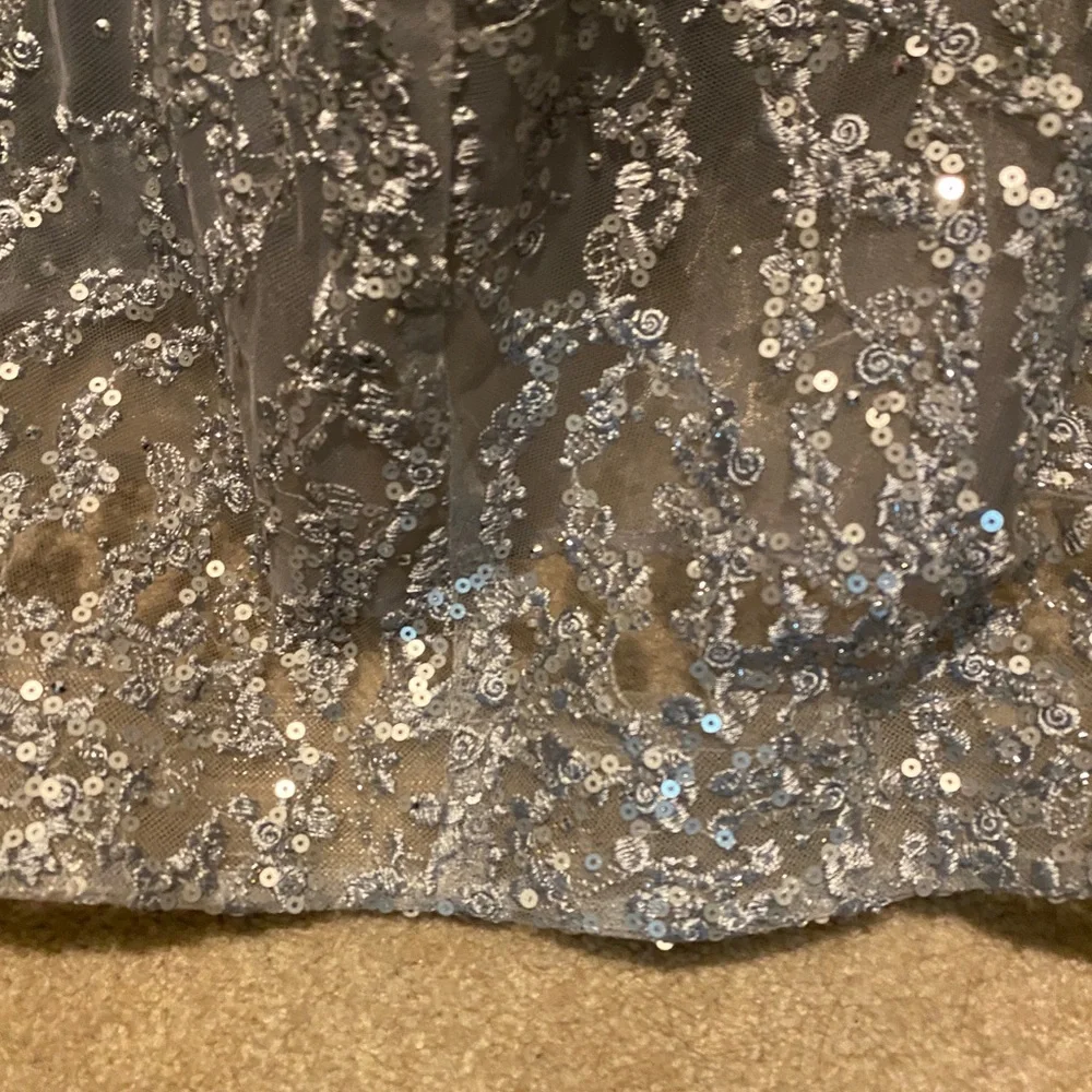 Elegant formal dress with detachable train. Brand new never been worn or altered - Picture 3 of 7